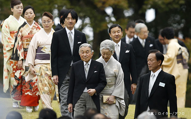 Japan's Emperor Akihito (C) leads his royal family members Empress Michiko (centre R), (rear L-R) Princess Yoko, Princess Akiko, Princess Nobuko, Prince Akishino, and Crown Prince Naruhito as they arrive at the annual autumn garden party in Tokyo November 6, 2014. About 2,100 people were invited to the garden party hosted by the Emperor and Empress on Thursday.   REUTERS/Toru Hanai (JAPAN - Tags: ROYALS PROFILE)