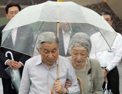 天皇陛下が雨の日に『透明なビニール傘』をお使いになる理由