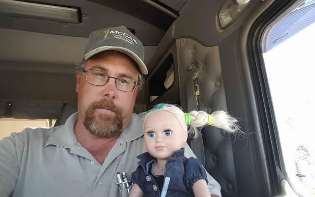 トラック運転手のパパ 可愛い娘に頼まれて一日 人形のベビーシッター に Grape グレイプ