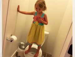 ３歳の女の子はトイレで何をしている？　その理由に胸が締め付けられます