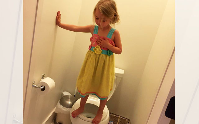 ３歳の女の子はトイレで何をしている その理由に胸が締め付けられます Grape グレイプ