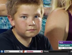 【こっち見んな】野球中継に映った男の子　カメラにキメすぎて中継爆笑