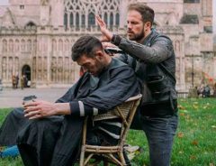 身なりが整うと心も変わる　ロンドンでホームレスに無料で散髪をする男性