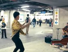 音楽とダンスの見事なコラボ　地下鉄でストリートミュージシャンにサプライズ