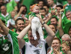 「赤ちゃんがいたら大声で子守歌！」　陽気で心優しいサポーターたち【EURO2016】