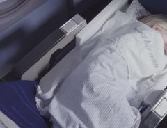 狭い機内でもぐっすり眠れる　トランスフォームする子供用スーツケース