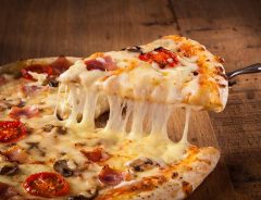 『冷めたピザのおいしい温め方』　ピザ屋が勧めるこの方法でフンワリカリカリ♪