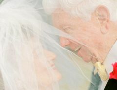 「結婚した日と変わらず愛してる」　孫娘が撮影した祖父母の写真に感動