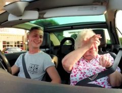 孫とドライブ中、突然ラジオから雑音が！おばあちゃんが涙した理由とは…