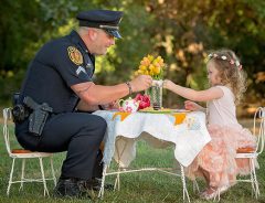 ２歳の女の子が警察官をお茶会に招待しました。なぜなら彼は…