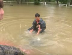 洪水からの救出劇　救われたのは女性と…もう一つの命