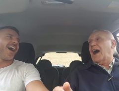 息子と一緒に車の中で熱唱する父　微笑ましい映像に感動…その理由とは