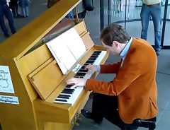 遅延で時間を持て余したピアニスト、駅でピアノ発見『そりゃ弾くでしょ！』