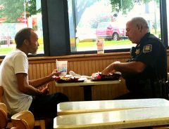 ホームレスと食事する警察官 本当の『支援』とは…