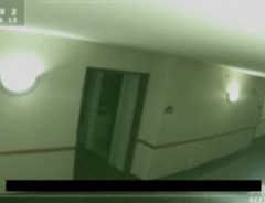 【見えちゃった】悲鳴のする部屋を開けると…？　防犯カメラが幽霊をとらえた！