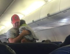 機内で泣く赤ちゃんを抱く男性…普通に見える光景に多くの人が涙した理由とは！？