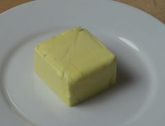 カチカチのバターを柔らかくするテクニック　なるほどっ！