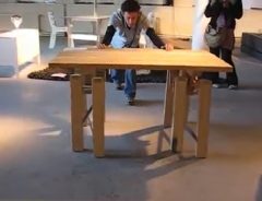 オランダ人学生の発明がすごい！　歩いて移動するテーブル