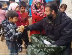 シリアの子どもたちにおもちゃを　命がけで密入国を繰り返す『おもちゃのおじさん』
