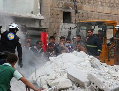 赤ちゃんを抱いて涙が止まらない救急隊員　シリアで崩壊ビルから小さな命が…