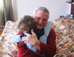 「孫に会いたい…」病気で落ち込んでいたおじちゃんに、遠方からサプライズ訪問！