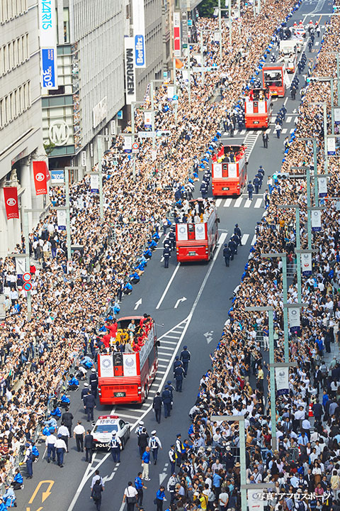 まるで人が海のよう 銀座メダリストのパレードに50万人が集まる Grape グレイプ