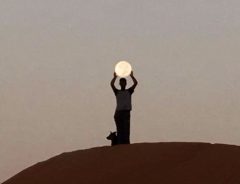 「まるで月を捕まえたみたい！」　砂漠で満月と戯れる人々【幻想的な写真９枚】