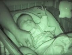 すやすやと眠る赤ちゃん　毛布をかけ直そうとしたら、むちゃくちゃ可愛い動きをした（笑）