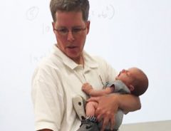 「気にせず連れておいで」　授業中に生徒の赤ちゃんをあやす大学教授に、拍手喝采！