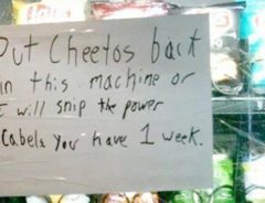お菓子の自販機に貼られた『脅迫状』 　犯人の必死な想いが伝わってくる