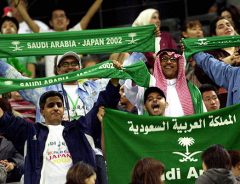 サウジアラビアのサポーターが試合後に『ゴミ拾い』　日本のマナーを世界が見習う