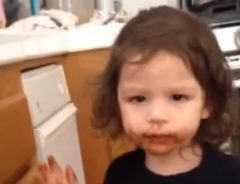 「私のチョコ食べた？」　チョコまみれでシラを切る女の子