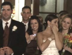 結婚式で、花婿さんがある女性にキス！　次の瞬間、花嫁は涙ぐみました