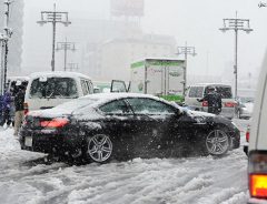 雪が降ったら、すぐチェーン！　「立ち往生した車に罰金を科す」と国交省が検討