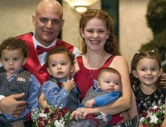 夫は末期がん、４人の子どもを育てるウェイトレスの女性　１万２千ドルのチップに号泣