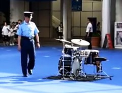 「こんなトコにドラムを置いたのは誰だ」　警察官が撤去しに来たのかと思ったら！