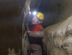 「息が詰まる～！」狭い洞窟内にズンズン入って行く探検家に冷や汗
