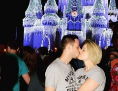 シンデレラ城の前でカップルがキス　「あれ、後ろに不穏な影が写り込んでる！」