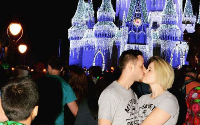 シンデレラ城の前でカップルがキス あれ 後ろに不穏な影が写り込んでる Grape グレイプ