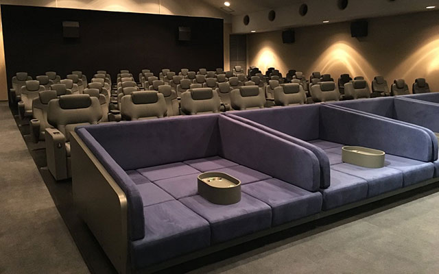 映画館で寝転びながら映画が観られる プレミアム過ぎるシートが話題に Grape グレイプ