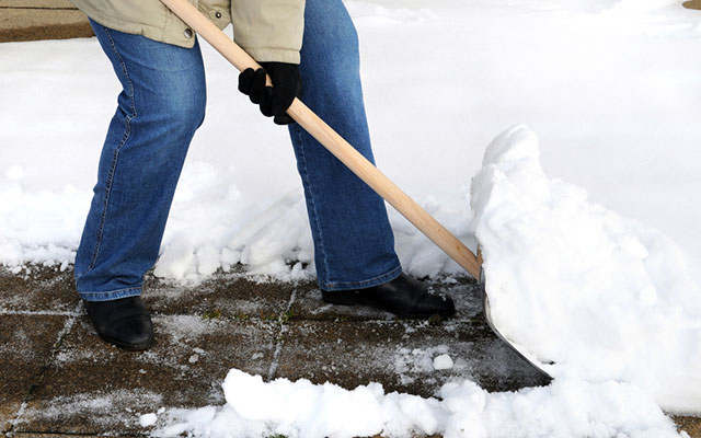 雪かき業界がざわめいた たった一本の紐で中腰にならずに雪かきをする方法 Grape グレイプ