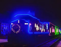 これぞクリスマス・スピリット　食べ物と笑顔を運ぶ特別列車ホリデートレイン
