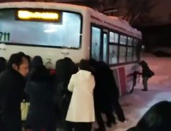 大雪で立ち往生したバス　「１回降りますか」の掛け声と共に、乗客が協力開始