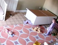 ２歳の子どもが兄弟を救出する動画に賛否両論！　問われる安全対策