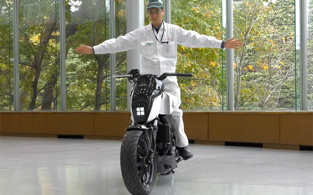 Hondaが自立するバイクを世界初公開 最新技術で連れ歩けるペットのように Grape グレイプ
