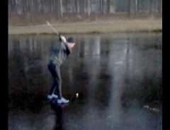 笑った！　氷が張った湖でゴルフする男、見事な冷凍ホールインワン