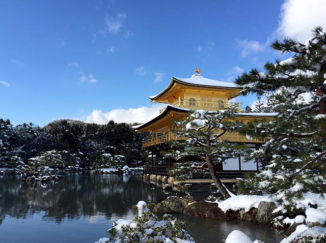 美しさにため息…雪化粧された金閣寺は、１００年前から素敵だった