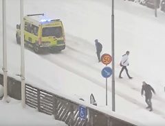 大雪の中、止まってしまった救急車　その時周囲からヒーローが集まってきた