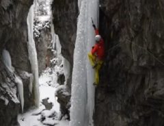 「危ないっ！」登っていた氷の柱が崩落！　登山家はどうなった！？