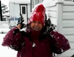 歩けないおばあちゃん、全身で雪にダイブ！ とっても素敵な理由があった